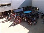 Els alumnes del IES Hort de Feliu d'Alginet protesten per la calor i es neguen a entrar a les aules