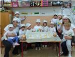 Els xiquets i les xiquetes de lEscola Infantil Municipal d'Alginet preparen la mona de Pasqua