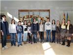 La alcaldesa de Carlet recibe a los 10 estudiantes galardonados