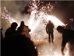 Multitud de vens i venes gaudeixen de la cremada de la foguera de Sant Antoni a Alginet