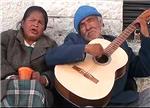 Msicos y artistas callejeros | Dos ancianos sin hogar cantan en la calle para poder comer