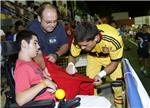El portero Espaa regala una camiseta firmada a un nio con movilidad reducida en el COTIF de lAlcdia