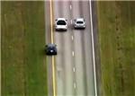 Un asesino huye en coche a toda velocidad llevndose por delante todo lo que encontraba en su camino (Video espectacular)