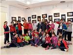 Escolares visitan la exposicin del concurso de fotografa de Carlet