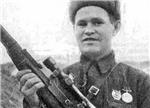 Se publican en Espaa las memorias del francotirador de Stalingrado que inspir Enemigo a las puertas