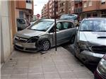 Un coche se salta un stop en una calle de Alzira y provoca un accidente con cuatro vehculos implicados y una persona herida