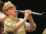 Woody Allen detrs de un clarinete