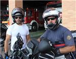 Dos bomberos emplean sus vacaciones para llevar medicamentos y material escolar al norte de frica