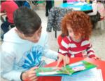 Cullera impulsa l'apadrinament lector amb xiquets d'infantil i primria