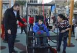 Cullera installa el primer joc infantil adaptat per a xiquets amb mobilitat reduda