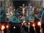 El Cristo Crucificado en la Agona presidi el silencio en el tradicional y solemne viacrucis celebrado ayer en Alzira