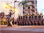 El desfile de Moros y Cristianos llen las calles de La Pobla Llarga de msica y color