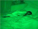 El fantasma de una nia que se acuesta en la cama de una mujer mientras dorma