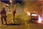 Els bombers apaguen un vehicle que s'ha incendiat a Real de Montroi