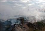 Els bombers han comenat les tasques de sectoritzaci amb la retroexcavadora a l'incendi de Sollana