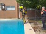 Els bombers rescaten una menor en una piscina dAlzira enganxada dun bra dins dun tub a laigua