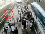 Escalofriante! Un tren arrolla a una mujer embarazada ante el asombro de la gente que estaba en el andn