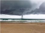 Espectacular tornado en el tramo de costa de El Perell, Sueca y Mareny de Barraquetes
