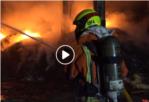 Finalitzen els treballs d'extinci a l'incendi industrial d'una fbrica de ferralla a Sollana