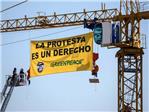 Greenpeace protesta contra la 'ley mordaza' junto al Congreso de los Diputados