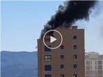 Impressionant incendi en l'tic d'un edifici de Cullera