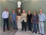 La famlia de Leonardo Borrs dna el bust original en guix de Joan Fuster a Sueca
