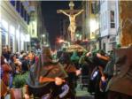 La imagen del Cristo Crucificado en la Agona sigue emocionando en su viacrucis por las calles de Alzira