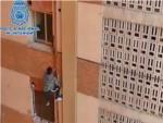 La Polica Nacional detiene a un hombre en Alzira tras trepar a un domicilio de Algemes