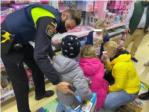 La Policia Local de Sueca mostra la seua faceta ms humana amb les persones que arriben a Sueca fugint de la guerra