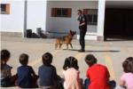 La Policia Local de Turs ensenya el treball de la unitat canina als ms menuts del collegi Joaqun Muoz