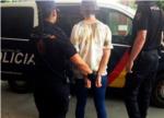 La Policia Nacional det una dona a Alzira per llanar a un gos des d'una altura de tres metres