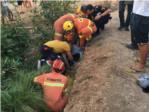 Los bomberos rescatan en Rafelguaraf a una anciana que cay ayer dentro de una acequia