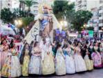 Miles de falleras y falleros salen a la calle para honrar a La Moreneta en la tradicional Ofrena