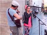 Msicos y artistas callejeros | Chica canta con msico callejero en Bruselas