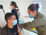 Sanitaris militars collaboren en les terceres dosis de la vacunaci al Trinquet d'Alzira