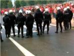 Tensin y enfrentamientos entre ultras y polica antes del partido Sporting de Gijn - Oviedo