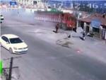 Un camin arrasa varios edificios y mata a cinco personas