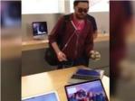 Un cliente insatisfecho destroza telfonos y tablets de una tienda de Apple