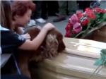Un cocker se despide de su dueo que muri en el terremoto de Italia
