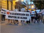 Un grup de treballadors i pacients de lHospital de la Ribera reben amb pitades a les representants del Consell a Alzira