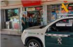 Un gurdia civil de Sueca fora de servei det a un violador a punt de robar en una gasolinera
