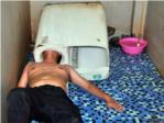 Un hombre acaba con su cabeza atascada dentro de una lavadora