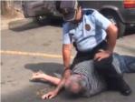 Un polica local reduce e inmoviliza a un anciano levantando polmica su intervencin