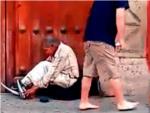 Un transente se queda descalzo al regalar sus zapatos a un indigente