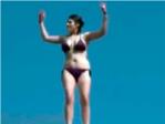 Una chica borracha en bikini se tira al agua y se queda KO