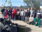 Voluntaris mediambientals retiren plstics de l'Estany de Cullera