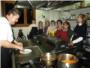 Un total de 32 dones d'Almussafes aprenen a preparar un men de Nadal en un taller
