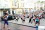Ms de 450 mujeres de Carlet almuerzan en la Plaza Mayor y participan en el aerobic