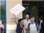 A crits de lladres, xorios o ac et roben, els afectats per les preferents i subordinades han mostrat el seu malestar a les portes de Bankia a Alzira