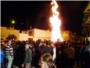 Alginet ha celebrat la tradicional foguera a Sant Antoni repartint ms de 1.000 coques de cansalada